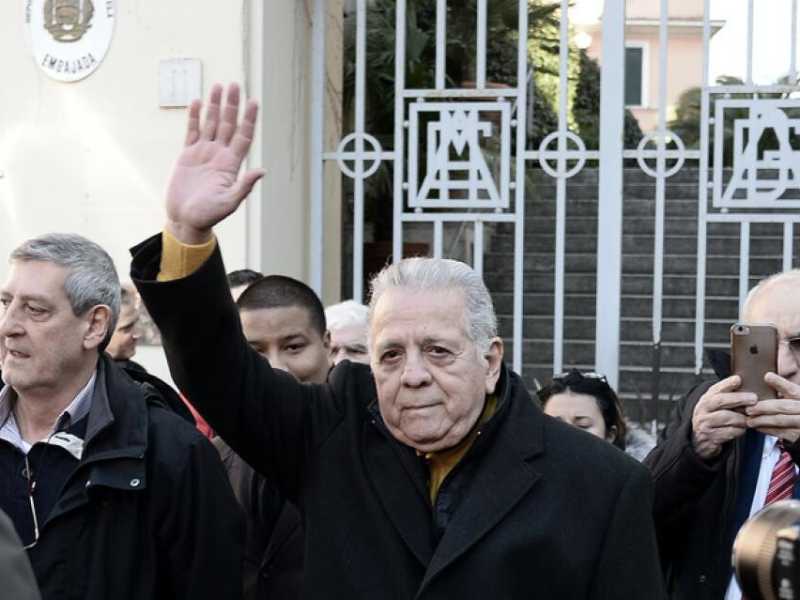  l'ambasciatore venezuelano Julian Isaias Rodriguez a Roma per una manifestazione pro Maduro (foto LaPresse)