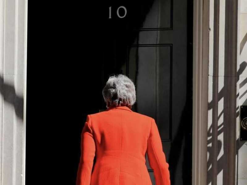 Theresa May poco dopo avere pronunciato il suo discorso con cui annuncia le dimissioni (foto LaPresse)