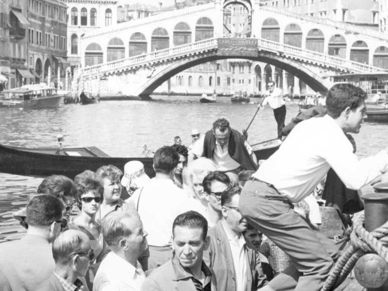 Venezia, sciopero dei mezzi di trasporto. Mezzi di fortuna trasportano i passeggeri per il Canal Grande (Archivio LaPresse)