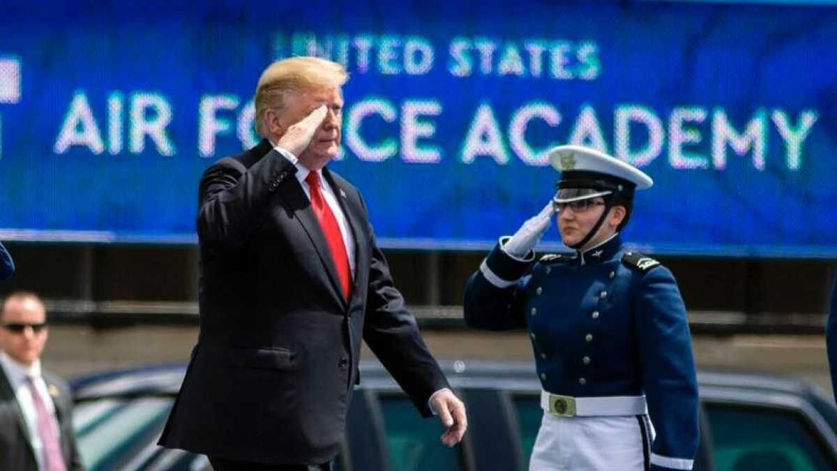Immagine di Trump twitta un ricatto economico (e suicida) contro il Messico