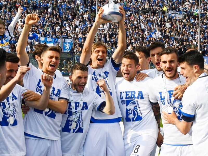 I giocatori del Brescia festeggiano la promozione in Serie A (foto LaPresse)