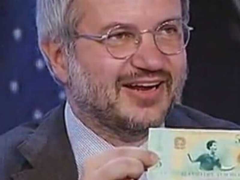 Claudio Borghi, responsabile economico della Lega e ideatore dei minibot, ne mostra uno con Tardelli