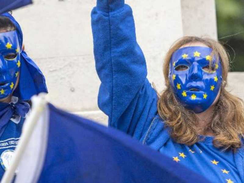 Una manifestazione europeista  a Londra contro la Brexit davanti a Westminster (foto LaPresse)