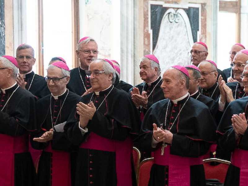 Il Papa incontra i Nunzi Apostolici presso la Sala Clementina (Foto LaPresse)