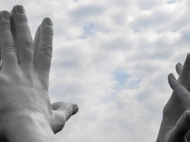 L'installazione "Building Bridges" dell'artista Lorenzo Quinn alla Biennale di Venezia. Foto LaPresse