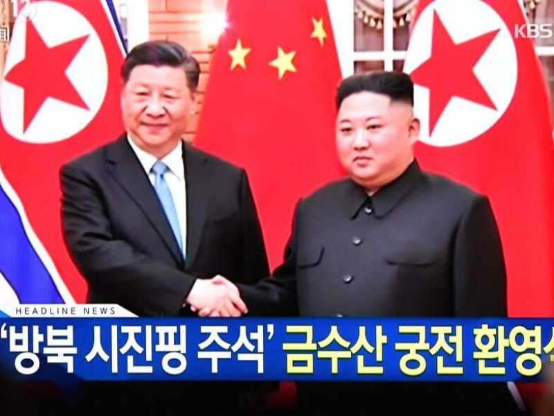 La stretta di mano fra Xi Jinping e Kim Jong Un (foto LaPresse)