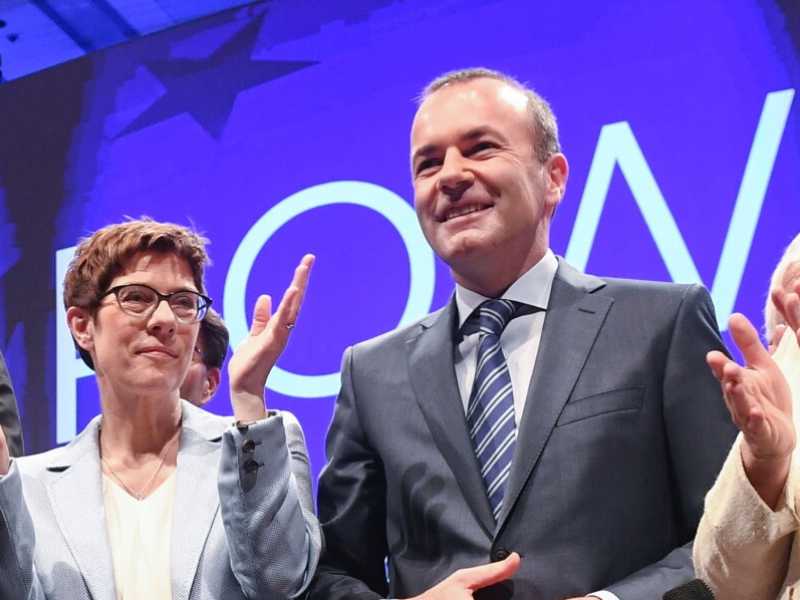 Markus Soeder, Annegret Kramp-Karrenbauer, Manfred Weber e Angela Merkel dopo il risultato delle elezioni europee (Foto LaPresse)
