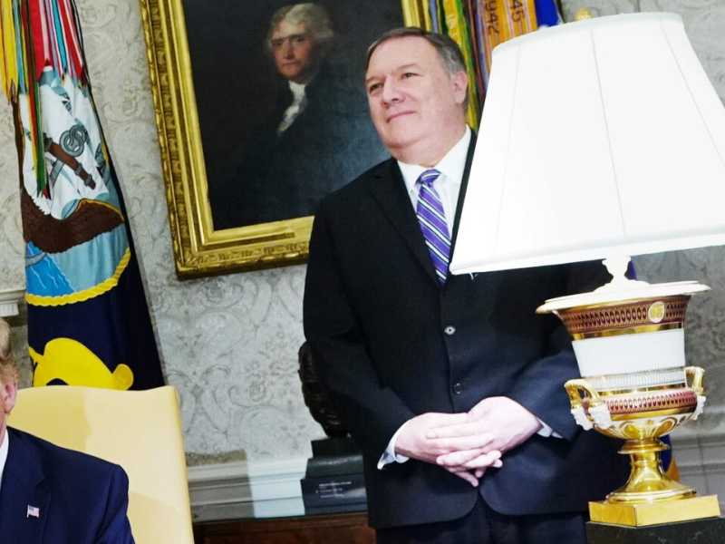 Donald Trump, Mike Pompeo e John Bolton nella stanza Ovale (Foto LaPresse)