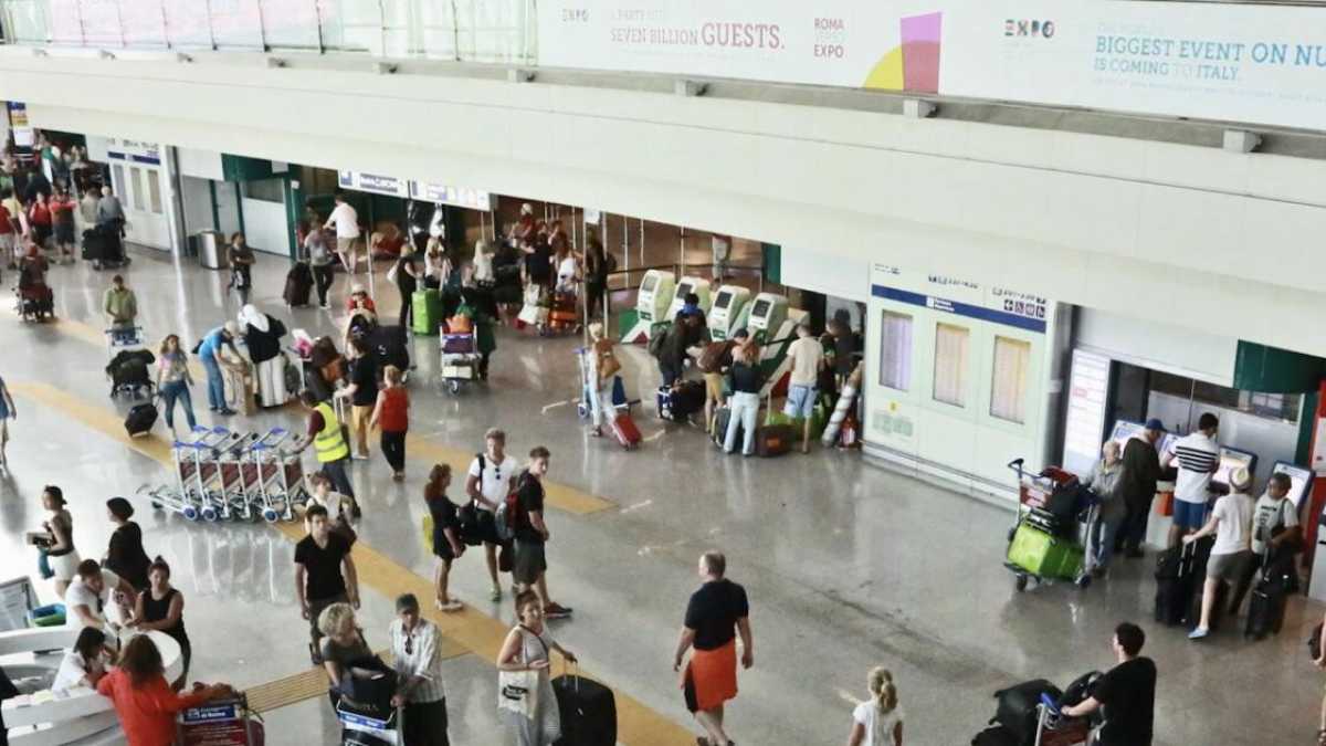 Immagine di A Roma funziona solo ciò che non finisce in mano a Raggi: il caso aeroporto