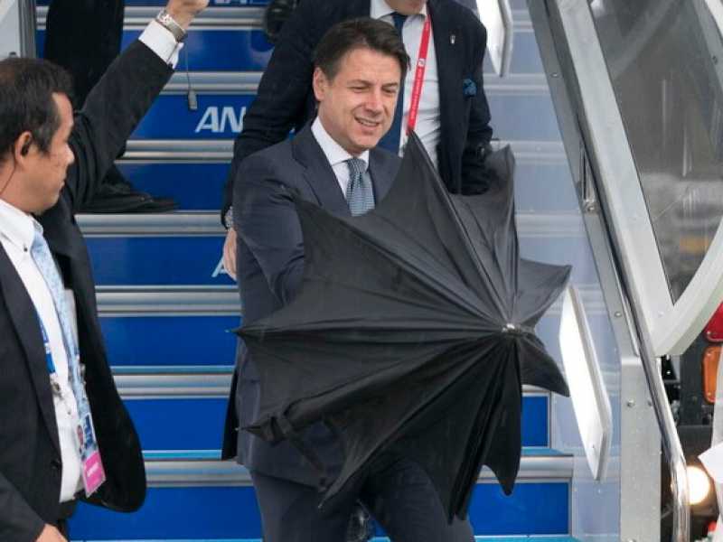 Il premier Giuseppe Conte al suo arrivo ad Osaka (foto LaPresse)