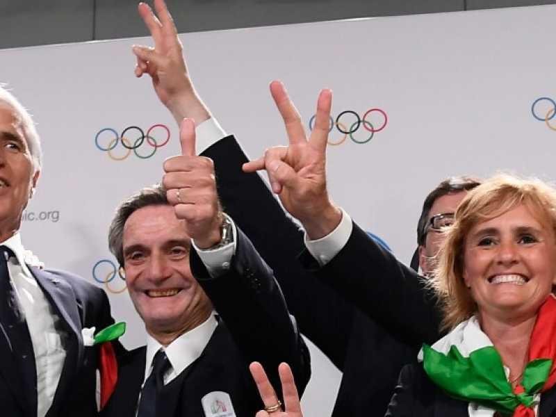 I festeggiamenti di Malag&ograve; e del Comitato olimpico italiano dopo l'assegnazione, a Losanna, delle Olimpiadi invernali 2026 a Milano-Cortina (Foto LaPresse)