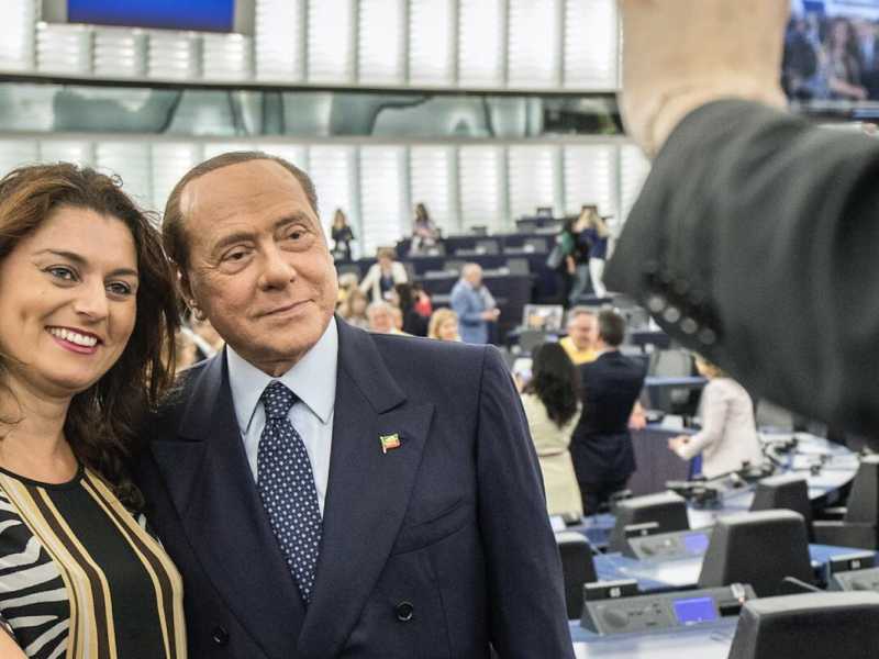 Susanna Ceccardi e Silvio Berlusconi a Strasburgo (foto LaPresse)