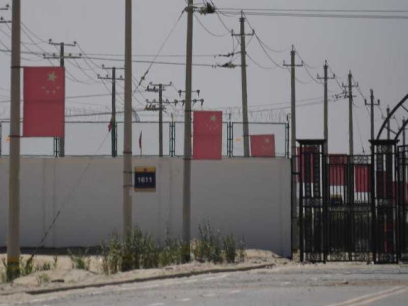 L'ingresso di un campo di rieducazione nello Xinjiang (Foto LaPresse)