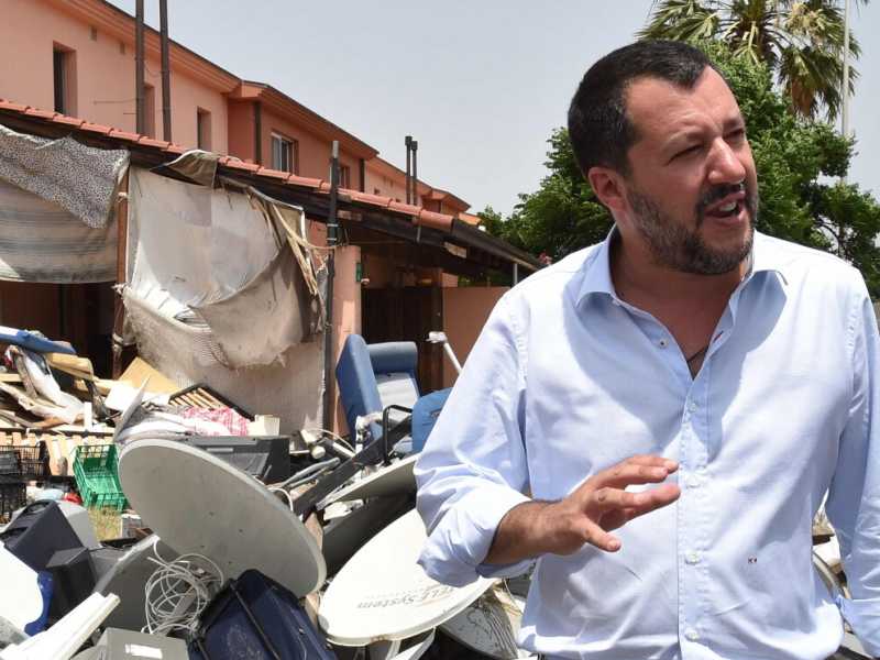Matteo Salvini durante il sopralluogo al cara di Mineo (LaPresse)