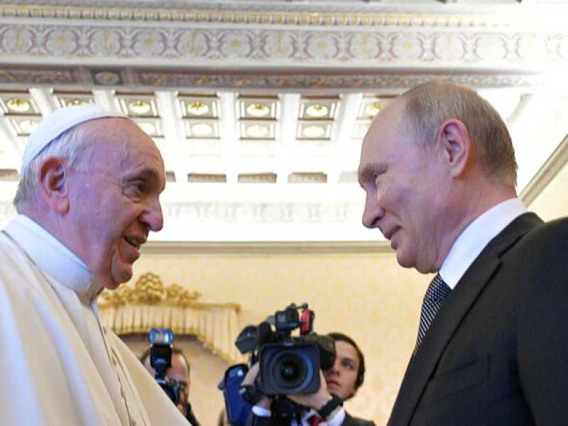 Papa Francesco e Vladimir Putin (foto Reuters)