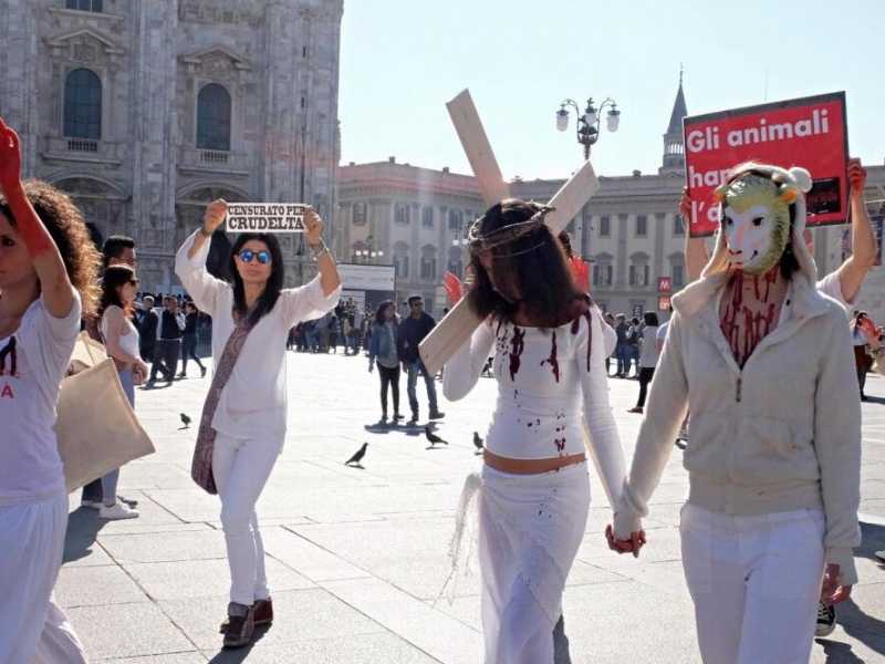 Flash mob degli animalisti in Piazza Duomo a Milano (Foto LaPresse)