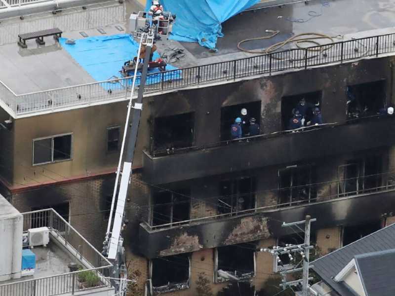 Il palazzo andato a fuoco a Kyoto in Giappone (Foto LaPresse)