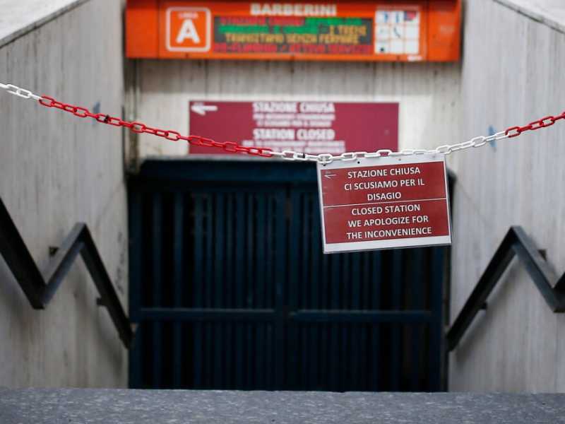 La fermata metro di Piazza Barberini a Roma &egrave; ancora chiusa dopo alcuni mesi (Foto LaPresse)