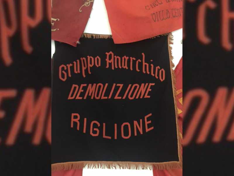 Anarchici, treni e vecchie bandiere