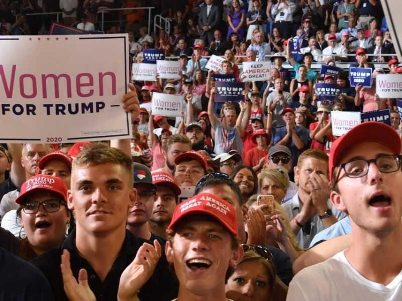 Alcuni sostenitori di Trump durante un comizio del presidente (Foto LaPresse)