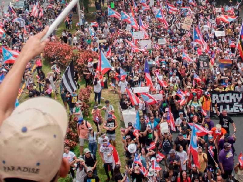 I festeggiamenti a Porto Rico per le dimissioni del governatore (Eric Rojas / AFP)