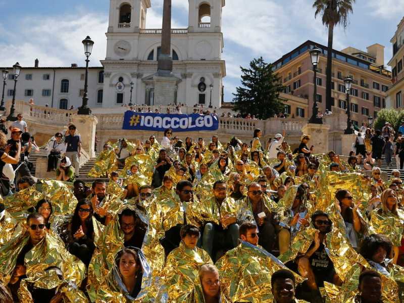 Roma, flashmob a Trinit&agrave; dei Monti contro il decreto sicurezza (foto LaPresse)