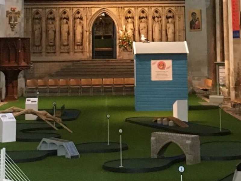 La navata della cattedrale di Rochester adibita a campo da mini golf (foto Twitter @RochesterCathed)