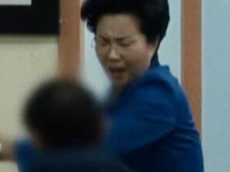 Un fermo immagine del documentario della Sbs nel quale Shin Ok-ju prende a schiaffi un adepto