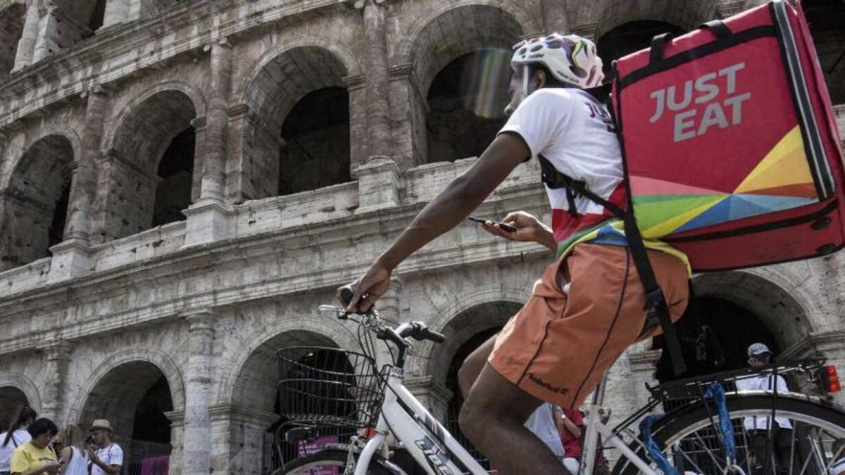 Immagine di Di Maio dà il pacco ai fattorini