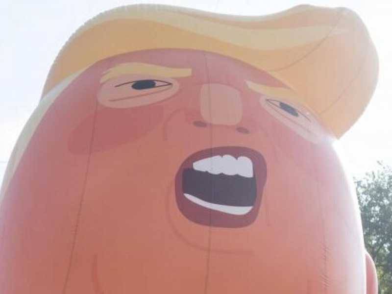 Manifestanti protestano contro la visita del presidente degli Stati Uniti Donald Trump sul luogo della sparatoria di massa a Dayton (foto LaPresse)
