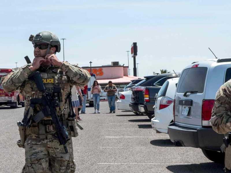 Texas, forze di sicurezza sul luogo della sparatoria in un supermercato a El Paso (LaPresse)