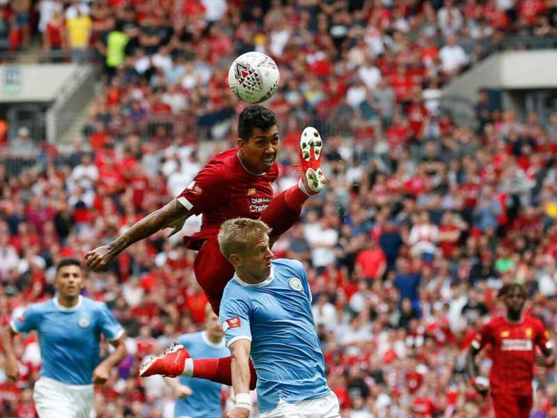 Roberto Firmino e Oleksandr Zinchenko in azione durante la Community Shield, lo scorso 4 agosto (foto LaPresse)