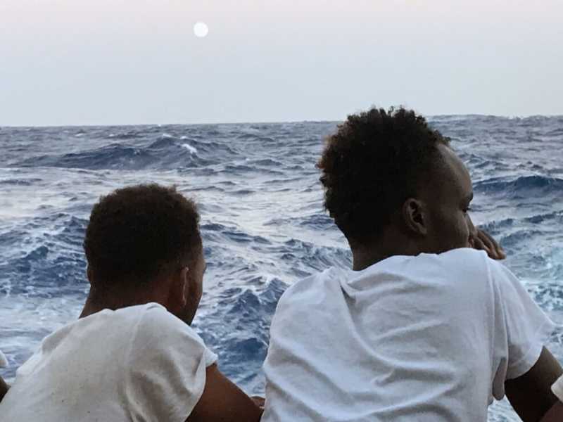 I migranti sulla nave ong Ocean Viking (LaPresse)