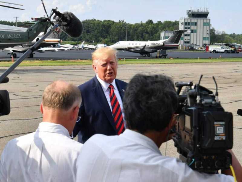Il presidente degli Stati Uniti Donald Trump parla alla stampa prima di salire a bordo dell'Air Force One a Morristown (foto LaPresse)