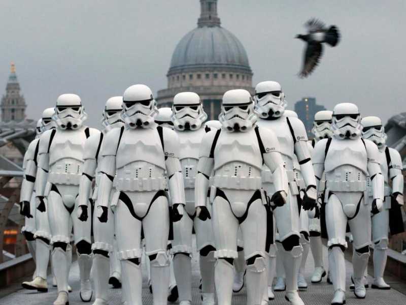 Fan di Star Wars sfilano nella stazione della metropolitana di Canary Wharf a Londra (Foto LaPresse)