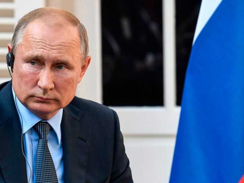 Il capo di Stato della Francia Emmanuel Macron riceve il presidente russo Vladimir Putin nella fortezza di Br&eacute;gan&ccedil;on (foto LaPresse)