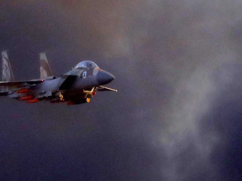 Un F15 israeliano sorvola l'area di Beer Sheva (Photo by Jack Guez / AFP)