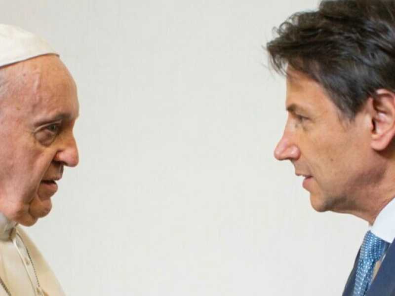 Papa Francesco e Giuseppe Conte (foto LaPresse)