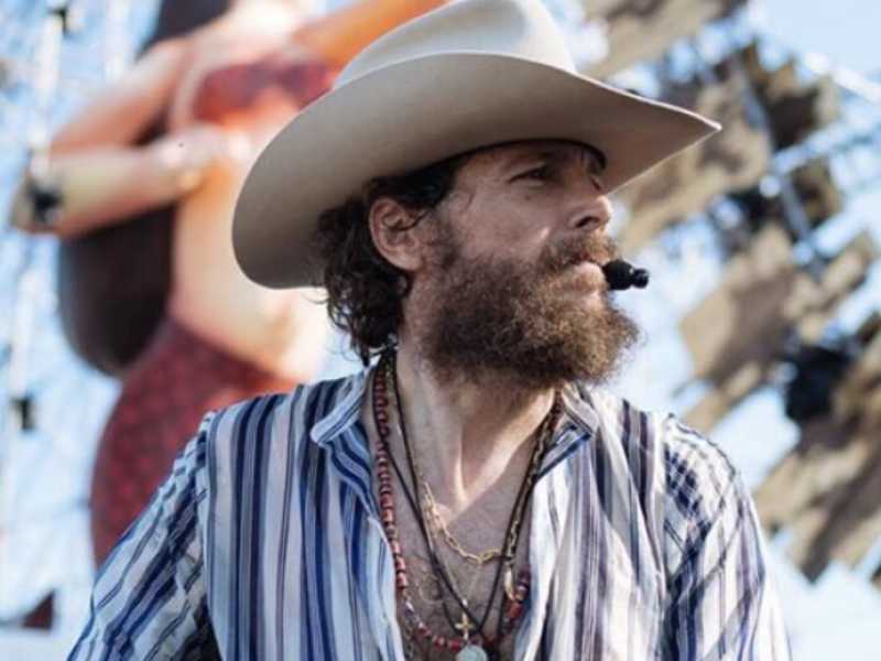 Jovanotti durante una tappa del Jova Beach Party (foto Instagram)