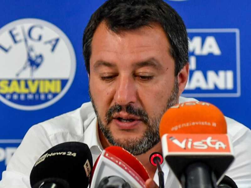 Matteo Salvini durante una conferenza stampa a via Bellerio (foto LaPresse)