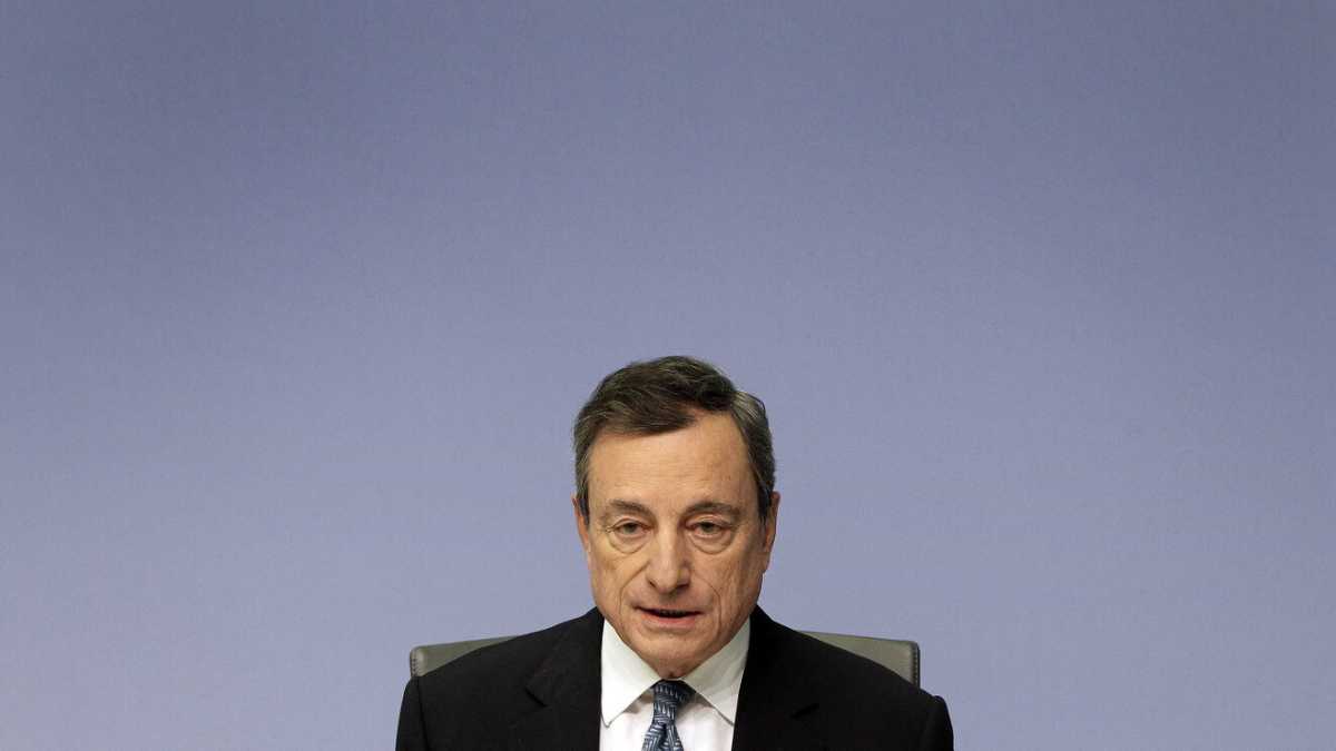 Immagine di Draghi consegna il “bazooka” a Lagarde. Ecco il nuovo Qe, le Borse europee festeggiano