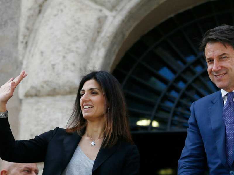 Virginia Raggi e Giuseppe Conte (foto LaPresse)