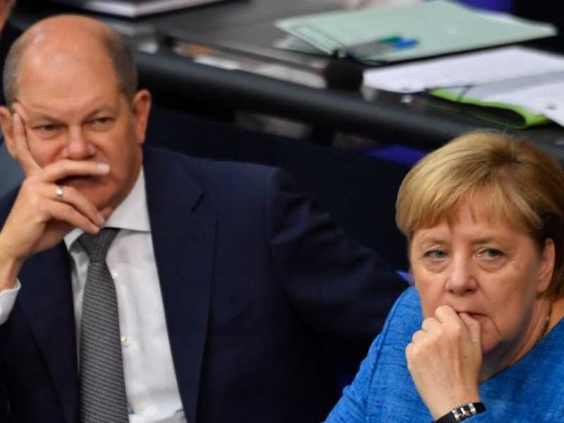 Il ministro delle Finanze tedesco Olaf Scholz assieme alla cancelliera Angela Merkel (foto LaPresse)