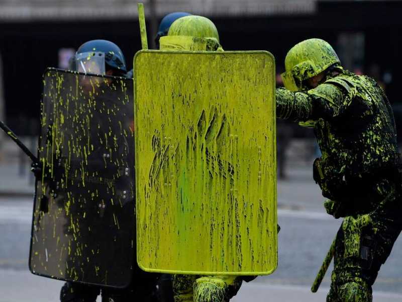 Parigi presa d'assedio dalla protesta dei Gilet gialli, dicembre 2018 (Foto LaPresse)