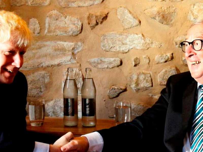 Il premier britannico, Boris Johnson, con l'ex presidente della Commissione europea, Jean-Claude Juncker, al loro ultimo incontro in Lussemburgo (foto LaPresse)