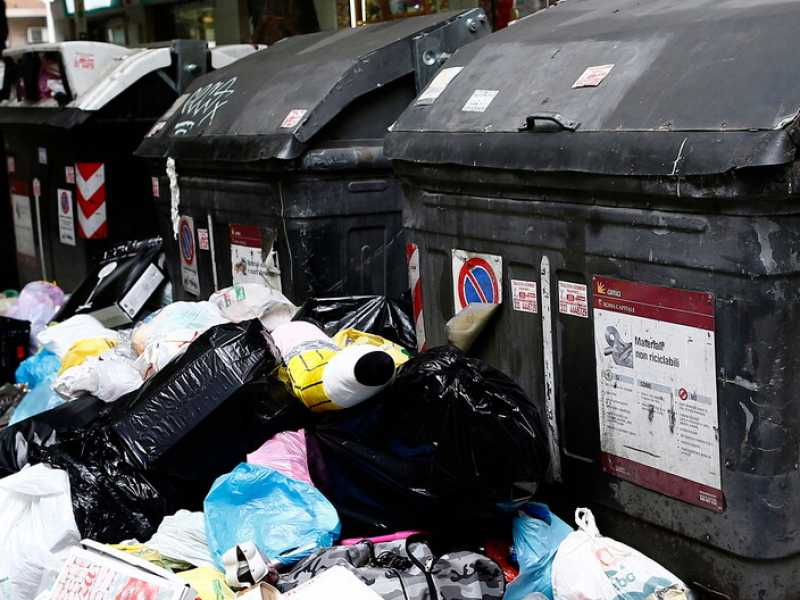 Cassonetti pieni a Roma (foto LaPresse)