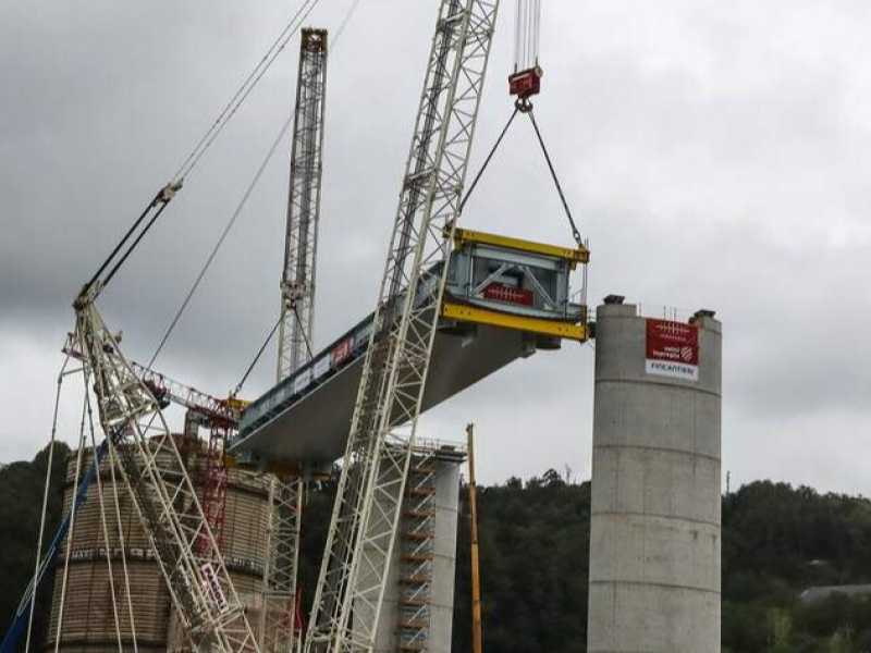 La posa del primo tratto del nuovo ponte sul Polcevera (foto LaPresse)