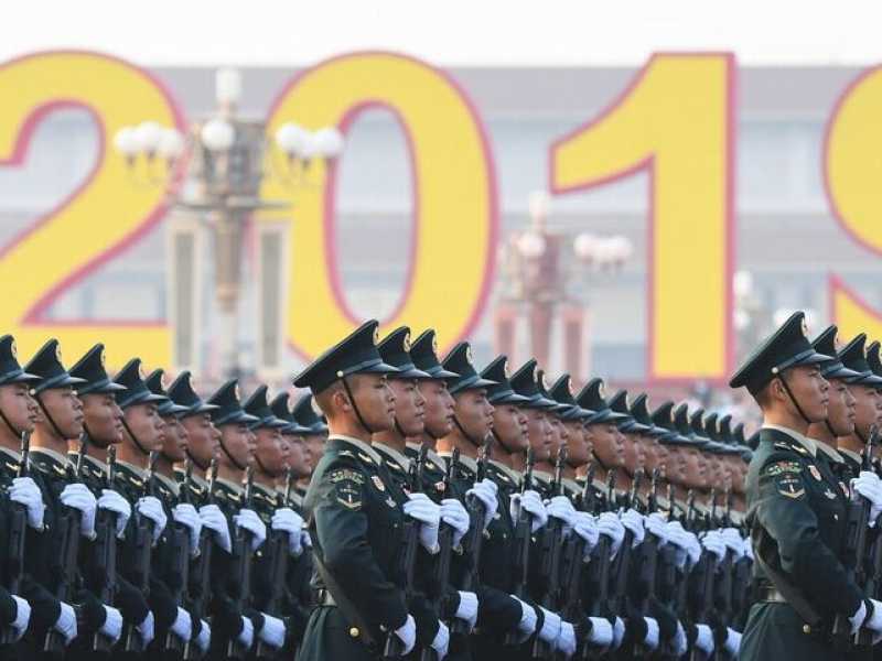 Soldati cinesi si esercitano prima della parata militare che si svolger&agrave; in Piazza Tiananmen a Pechino per celebrare i 70 anni della Repubblica popolare cinese (foto LaPresse)