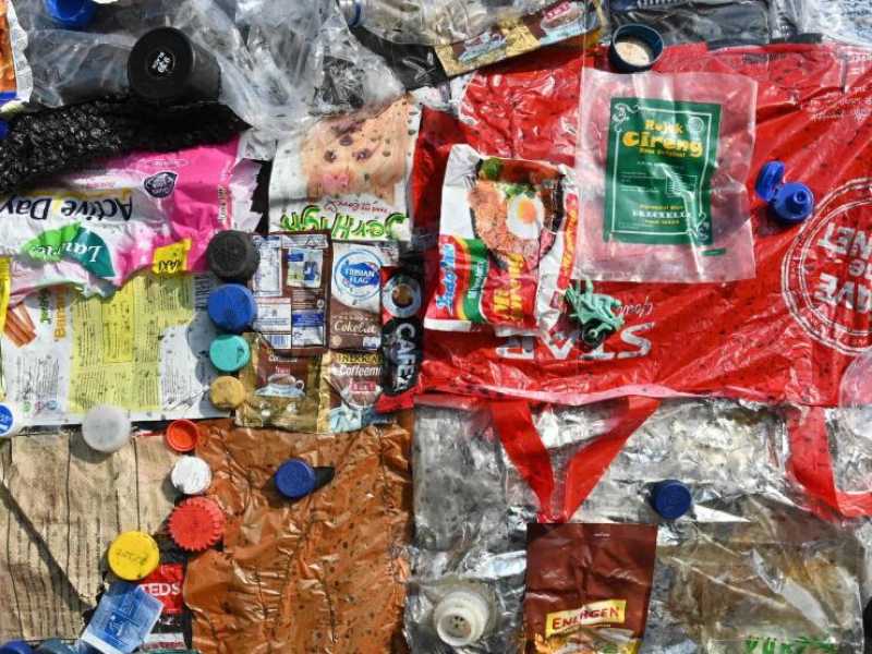 Spazzatura esposta in una manifestazione a Giacarta, contro l'uso della plastica usa e getta (foto LaPresse)