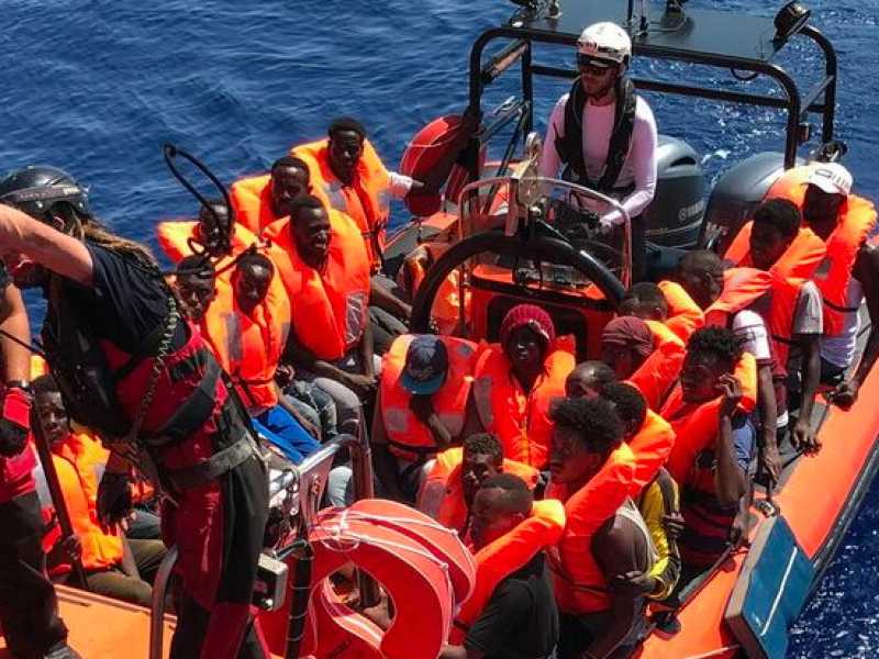 Migranti su un gommone di salvataggio, il 12 agosto 2019 (foto LaPresse)